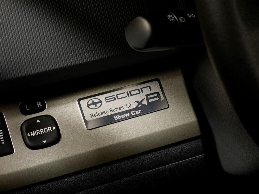 Детали интерьера Scion xB Release Series 7.0 2010 года  (фото 4 из 19)